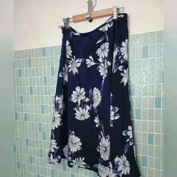 Petite Sophisticate Floral Plus Size Silk Below Knee Skirt Blue and White - Picture 2 of 9
